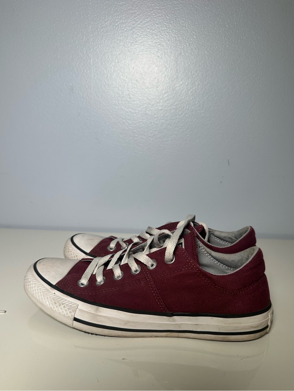 Converse Low-Top Sneakers in Burgundy and White Womens size 8 / men’s size 6